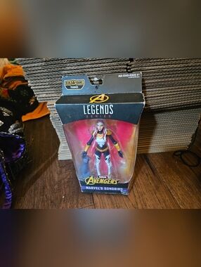 Hasbro Marvel Legends Songbird Thanos BAF Avengers Infinity War Movie Box Damage